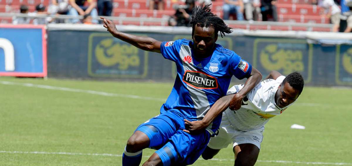 &rarr;El lateral de Emelec, Juan Carlos Paredes (I) disputa el bal&oacute;n con el volante de Liga de Quito, Jhojan Julio, durante el encuentro disputado ayer.