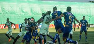 Los jugadores de Delf&iacute;n dentro del &aacute;rea de Atl&eacute;tico Nacional, en partido de la Copa Libertadores disputado en el estadio Jocay de Manta.