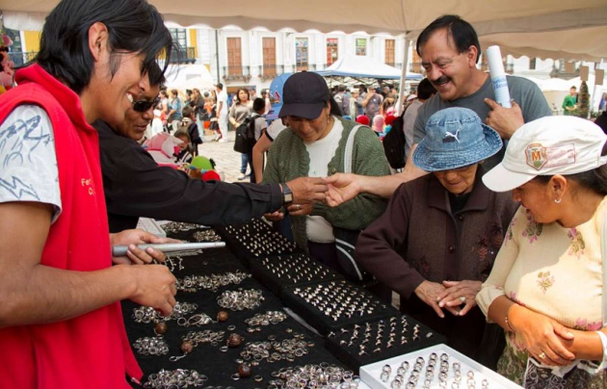 Los productores carchenses ofertaron sus productos. Foto: Cortes&iacute;a