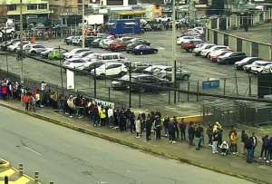 Larga fila para conseguir entrada para la Noche Amarilla. 