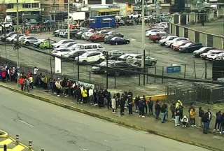 Larga fila para conseguir entrada para la Noche Amarilla. 