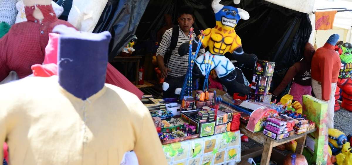 En el parque Miraflores de Cuenca se venden monigotes y pirotecnia para la noche del 31 de diciembre.