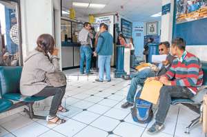 El p&uacute;blico que desconoc&iacute;a la medida continu&oacute; acudiendo ayer a las microterminales urbanas, donde solo se les vend&iacute;an los boletos para que viajaran. Foto: Andr&eacute;s Darquea/ El Tel&eacute;grafo