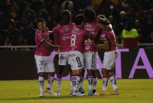 Los jugadores de Independiente del Valle festejan el primer gol de Lautaro Martínez