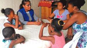 Karen, junto a sus hijos, en su casa del complejo habitacional Socio Vivienda. Foto: Cortes&iacute;a