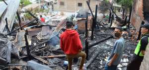 Cuatro casas de madera fueron consumidas en tu totalidad por el fuego, mientras que otras siete resultaron afectadas la madrugada de ayer.