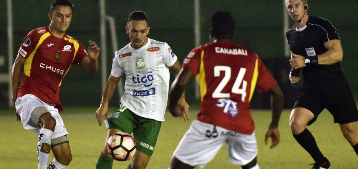 Los jugadores del &lsquo;Expreso Austral&rsquo; (de rojo) mostraron un mejor juego y manejaron el partido hasta el final.