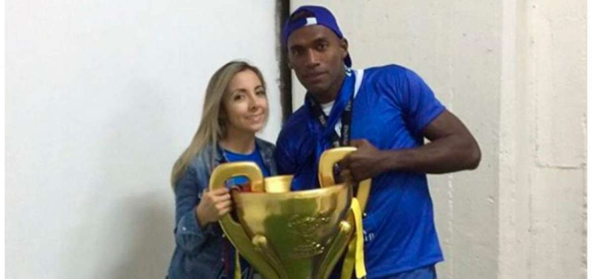 Gabriel Achilier posa junto a su esposa y la Copa obtenida con Emelec