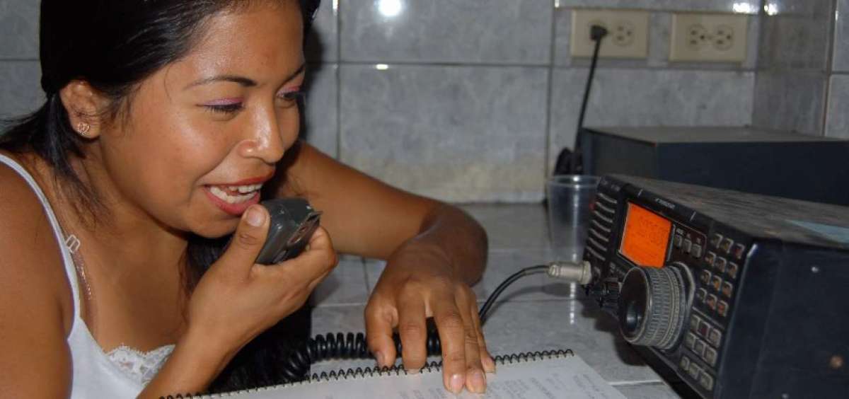 En el segundo piso del edificio entregado por el Ministerio de Educaci&oacute;n funciona la radio comunitaria de la nacionalidad chachi, que transmite en su lengua.      
