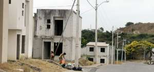 Los habitantes alegan que la constructora no tiene recursos para concluir las casas ya vendidas.