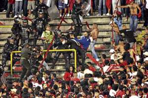 Aficionados del Independiente de Medell&iacute;n se enfrentan con la Polic&iacute;a durante un partido de la liga colombiana de 2013. Foto: Archivo / El Tel&eacute;grafo.