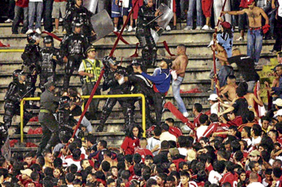Aficionados del Independiente de Medell&iacute;n se enfrentan con la Polic&iacute;a durante un partido de la liga colombiana de 2013. Foto: Archivo / El Tel&eacute;grafo.