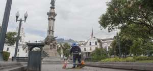 Rosa Sangoquiza limpia la Plaza Grande desde las 06:00. Los lunes debe recoger el excremento de los caballos despu&eacute;s del cambio de guardia.  