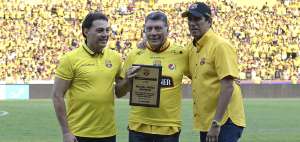 Jos&eacute; Cevallos (d), durante el reconocimiento a Miguel &Aacute;ngel Brindisi.