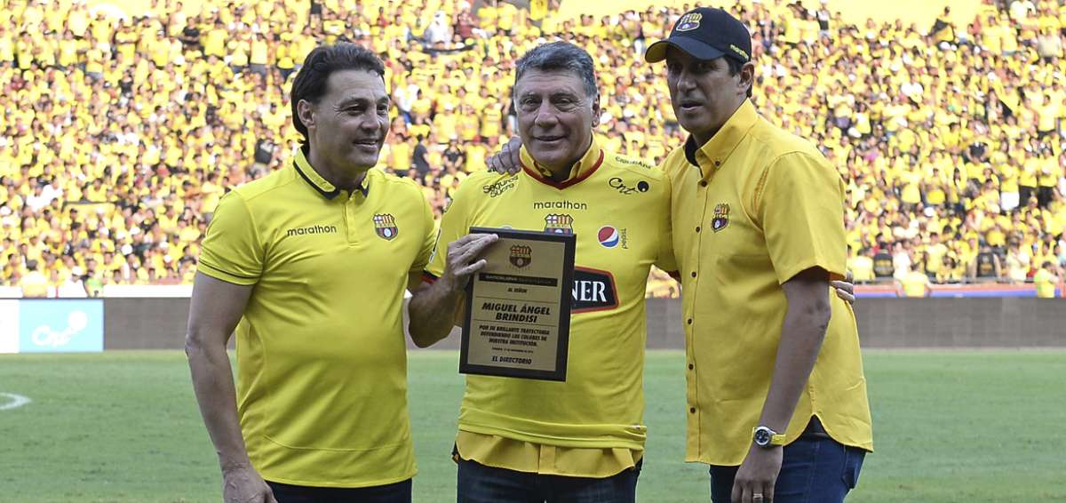 Jos&eacute; Cevallos (d), durante el reconocimiento a Miguel &Aacute;ngel Brindisi.