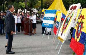 El Presidente de la Rep&uacute;blica, Rafael Correa, coloc&oacute; una ofrenda floral en la Columna de los Pr&oacute;ceres en el Parque Centenario en de Guayaquil. Foto: Santiago Armas / Presidencia de la Rep&uacute;blica
