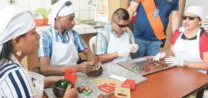 Johanna Amaguaya, Jayron Arroyo, Winter Calder&oacute;n y Laura Ch&aacute;vez elaboran dulces artesanales que llevan frutos secos, con la base de chocolate.