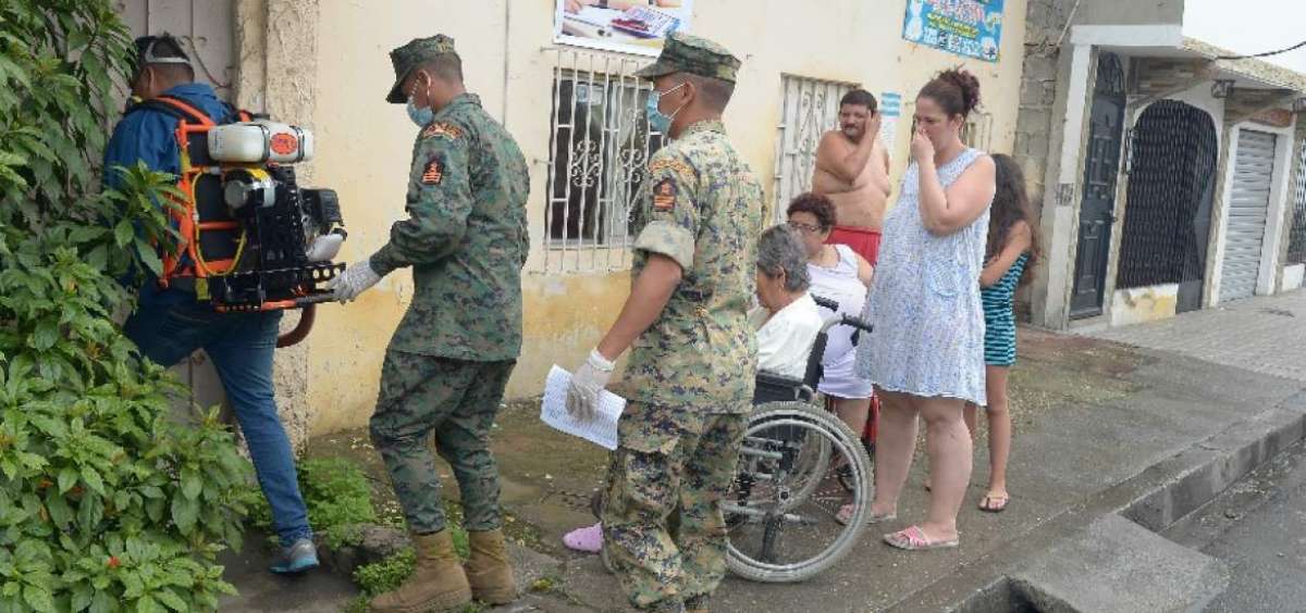 Geoconda Castro, quien tiene discapacidad, junto con su familia esperaban entrar a su vivienda en Guayaquil luego de permitir la fumigaci&oacute;n.