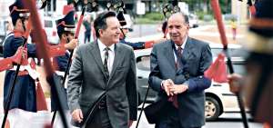 Los cancilleres de Chile, Roberto Ampuero, y de Brasil, Aloysio Nunes Ferrerira, dialogan mientras ingresan al Palacio de Itamaraty, en Brasilia.