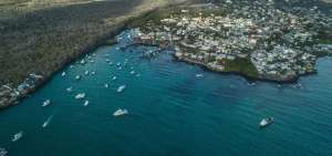 Vista a&eacute;rea de Puerto Ayora, en la isla Santa Cruz, Archipi&eacute;lago de Gal&aacute;pagos.