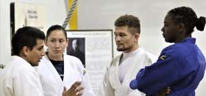 Estefan&iacute;a Garc&iacute;a (segunda desde la izquierda), Len&iacute;n Preciado (c) y Vanessa Chal&aacute;, conforman el combinado ecuatoriano de judo.
