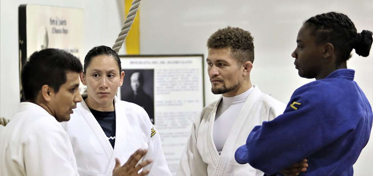 Estefan&iacute;a Garc&iacute;a (segunda desde la izquierda), Len&iacute;n Preciado (c) y Vanessa Chal&aacute;, conforman el combinado ecuatoriano de judo.