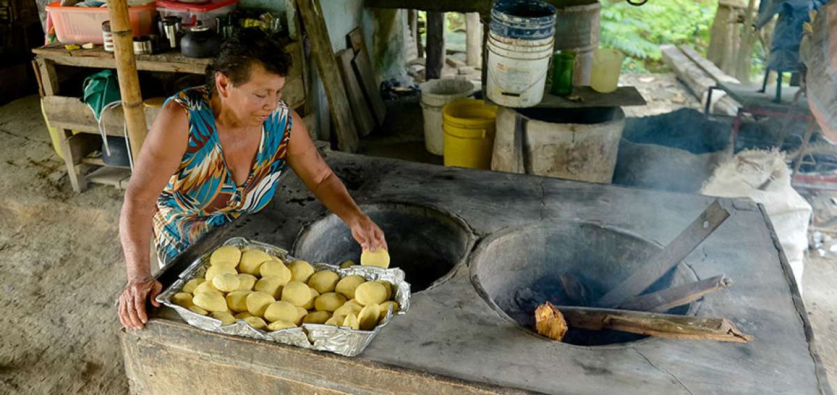 Mercedes Mu&ntilde;oz en un horno doble de barro prepara platos t&iacute;picos de la gastronom&iacute;a manabita que son degustados por la ciudadan&iacute;a. 