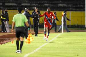 Felipe Mej&iacute;a saluda a Octavio Zambrano, director t&eacute;cnico de El Nacional, que ayer someti&oacute; a Deportivo Quito en la fecha 8 del torneo ecuatoriano. Foto: &Aacute;lvaro P&eacute;rez / El Tel&eacute;grafo.