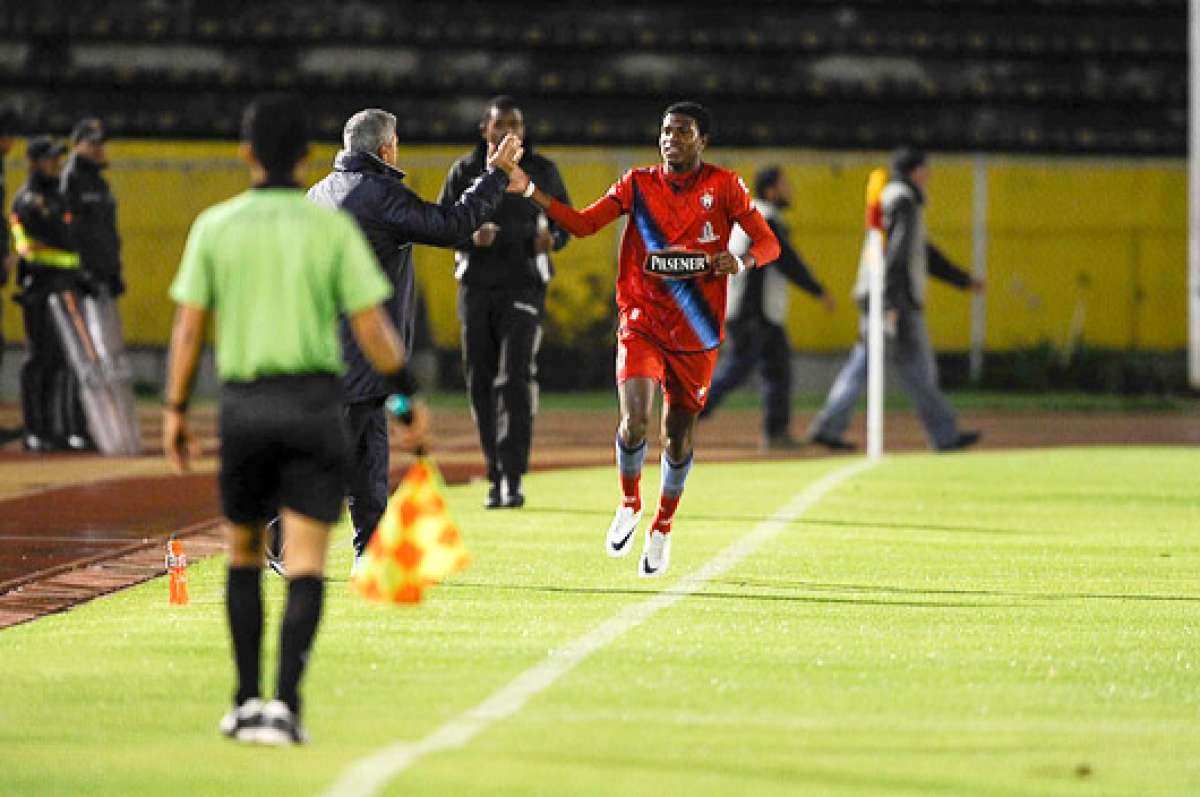 Felipe Mej&iacute;a saluda a Octavio Zambrano, director t&eacute;cnico de El Nacional, que ayer someti&oacute; a Deportivo Quito en la fecha 8 del torneo ecuatoriano. Foto: &Aacute;lvaro P&eacute;rez / El Tel&eacute;grafo.