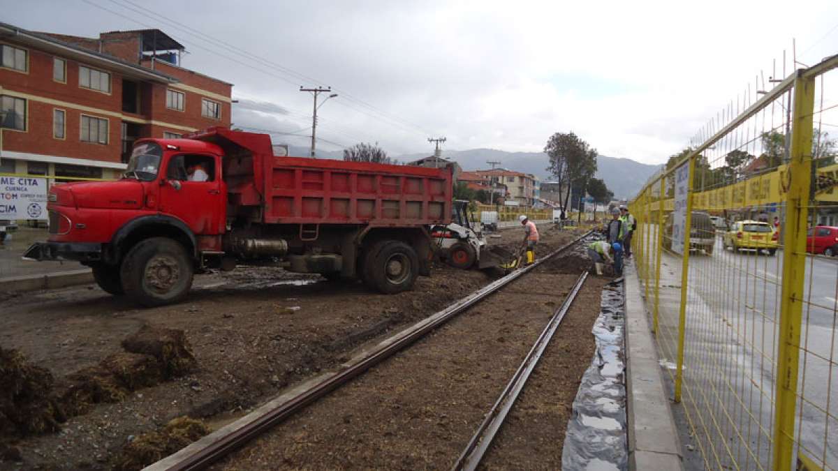 El emplazamiento de los carriles se cumple en dos etapas: la fundici&oacute;n de una capa de hormig&oacute;n  y la colocaci&oacute;n de  los durmientes y los rieles. Foto: Cortes&iacute;a.
