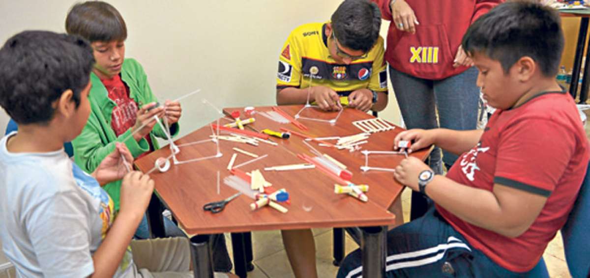 En la clase de ingenier&iacute;a del Parque de la Ciencia Aj&aacute; los chicos formaron un cubo con sorbetes y palillos de helado para elaborar un paraca&iacute;das. Foto: Eduardo Escobar / El Tel&eacute;grafo