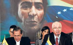 El canciller venezolano, Rafael Ram&iacute;rez (der.), recientemente posesionado en el cargo, fue el anfitri&oacute;n de la reuni&oacute;n. Junto a &eacute;l Ricardo Pati&ntilde;o (izq.). 