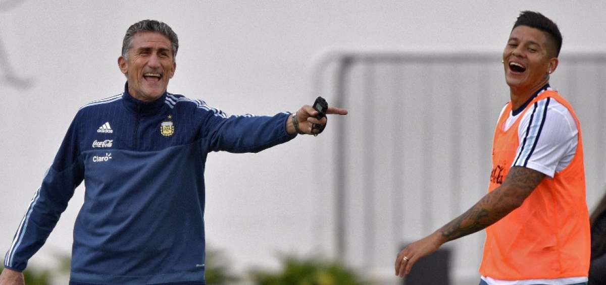 Edgardo Bauza (iz.) director t&eacute;cnico de la selecci&oacute;n argentina, hace una broma con Marcos Rojo, defensa de la Albiceleste.