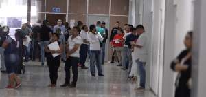 Los familiares y amigos de los procesados esperaron el final de la audiencia fuera de la sala, porque esta se encontraba llena.