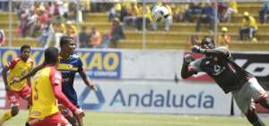 Johan Padilla, arquero de Aucas, fue una de las figuras del partido en el estadio Gonzalo Pozo Ripalda, al sur.
