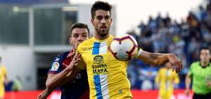 El Espanyol (uniforme amarillo) impuso su mayor eficacia ante el Huesca para colocarse provisionalmente segundo a un solo punto del Barcelona.