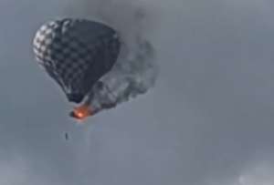 Un hombre falleció tras caer de un globo aerostático en llamas.