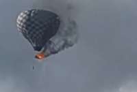 Un hombre falleció tras caer de un globo aerostático en llamas.