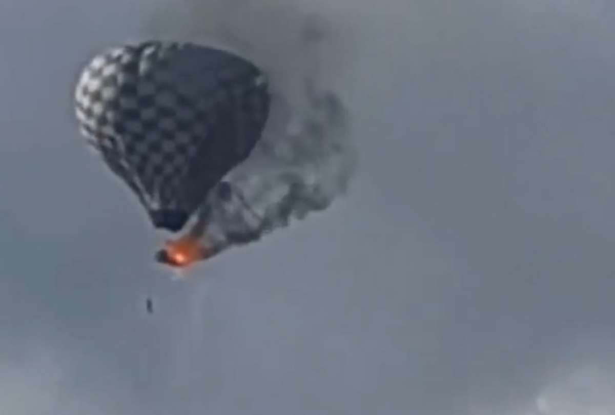 Un hombre falleció tras caer de un globo aerostático en llamas.