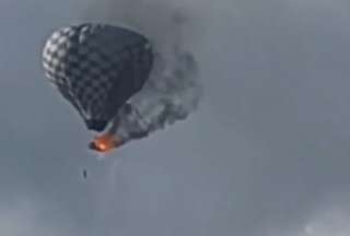 Un hombre falleció tras caer de un globo aerostático en llamas.