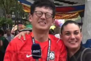 El periodista coreano fue besado durante la transmisi&oacute;n.