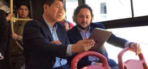 El alcalde Jorge Yunda expone al ministro Andr&eacute;s Michelena- a bordo de un bus biarticulado- las aplicaciones que est&aacute; desarrollando el  Municipio de Quito  en beneficio del tr&aacute;fico de la ciudad.