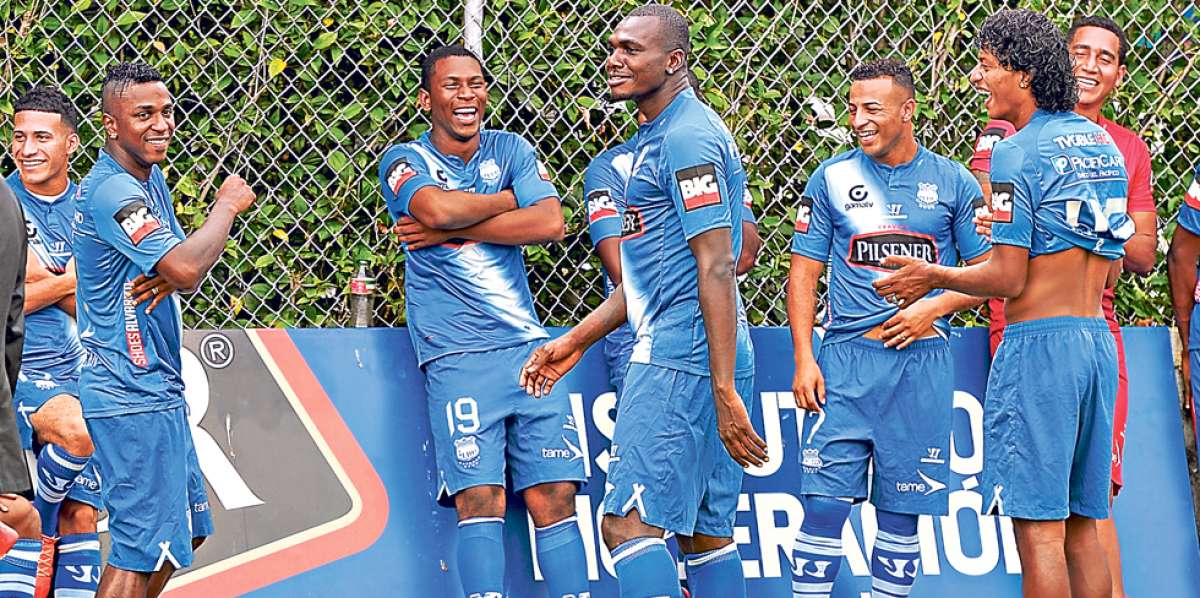 La plantilla se tom&oacute; ayer la foto oficial del campeonato 2014 en un ambiente distendido, antes de entrenar. Foto: Karly Torres / El Tel&eacute;grafo