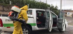 Todo veh&iacute;culo que ingrese al cant&oacute;n Cayambe tiene que ser fumigado para evitar contagios en la poblaci&oacute;n. Hay cinco puntos de control. 