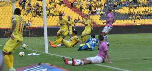 Gabriel Marques toca la pelota despu&eacute;s de un centro a ras de piso de Michael Arroyo (izquierda), que hab&iacute;a elaborado una triangulaci&oacute;n con Dami&aacute;n D&iacute;az. El equipo amarillo se retir&oacute; a las duchas en el entretiempo ganando 1-0.   