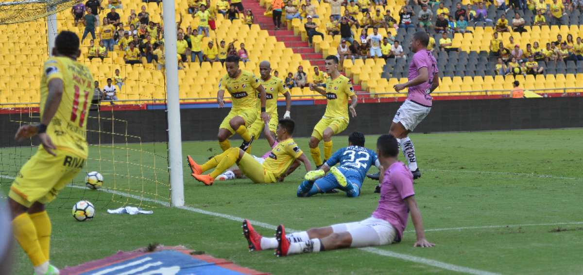 Gabriel Marques toca la pelota despu&eacute;s de un centro a ras de piso de Michael Arroyo (izquierda), que hab&iacute;a elaborado una triangulaci&oacute;n con Dami&aacute;n D&iacute;az. El equipo amarillo se retir&oacute; a las duchas en el entretiempo ganando 1-0.   