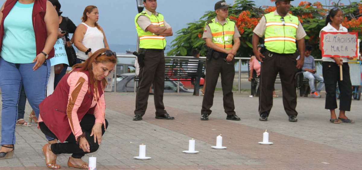 En Manta se realiz&oacute; una vigilia por una vida libre de violencia