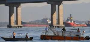 Una flota de 12 barcos recolectores de basura, denominados "ecobarcos", han pasado meses patrullando la bah&iacute;a.