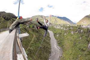 Una de las actividades preferidas por los turistas en esta &eacute;poca son los deportes extremos, como el puenting. Foto: Jos&eacute; Miguel Castillo/ El Tel&eacute;grafo.
