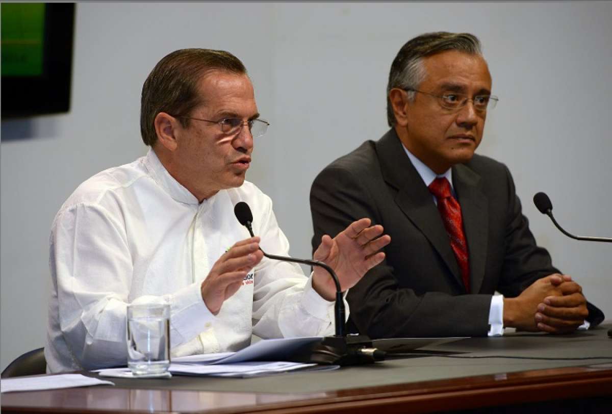 El canciller Ricardo Pati&ntilde;o y Alexis Mera, secretario jur&iacute;dico de la Presidencia, se&ntilde;alaron que el Estado no acatar&aacute; medidas cautelares de CIDH. Foto: Santiago Aguirre/El Tel&eacute;grafo